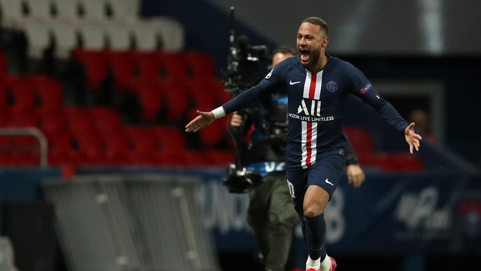 PARIS, FRANCE - MARCH 11: (FREE FOR EDITORIAL USE) In this handout image provided by UEFA, Neymar of Paris Saint-Germain celebrates after scoring his teams first goal during the UEFA Champions League round of 16 second leg match between Paris Saint-Germain and Borussia Dortmund at Parc des Princes on March 11, 2020 in Paris, France. The match is played behind closed doors as a precaution against the spread of COVID-19 (Coronavirus).  (Photo by UEFA - Handout/UEFA via Getty Images)