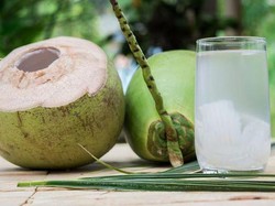 Slurpp! 5 Manfaat Sehat Air Kelapa untuk Temani Buka Puasa
