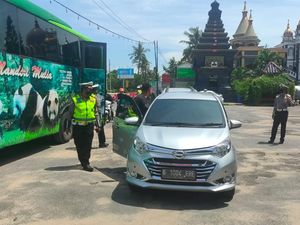 Polisi Tuban Mulai Sekat Jalur Jateng-Jatim, Pemudik Terpaksa Putar Balik