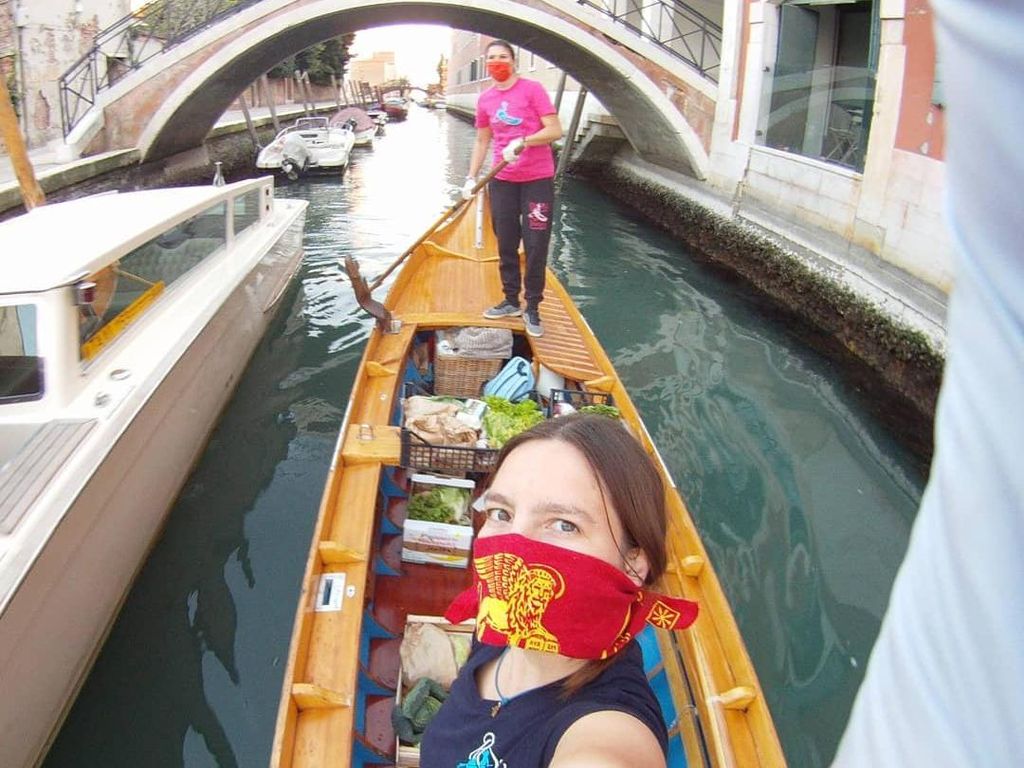 Susuri Sungai, Para Wanita di Venesia Kirimkan Makanan untuk Warga