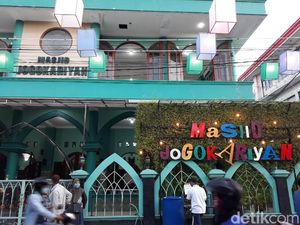 Hadiah untuk Muhammad dan Maryam di Masjid Jogokariyan Hadiah untuk Muhammad dan Maryam di Masjid Jogokariyan