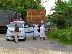 Pasutri Positif Corona di Mojokerto Dievakuasi Petugas Pakai APD Lengkap