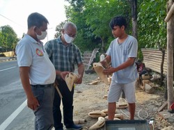 Perajin Kentungan Akar Bambu Kebanjiran Order di Tengah Corona