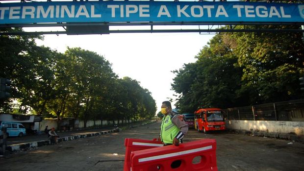 Petugas kepolisian mengotong