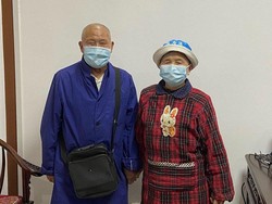 Cerita Manis Pasangan Lansia Sembuh dari Corona, Keluar RS Gandengan Tangan