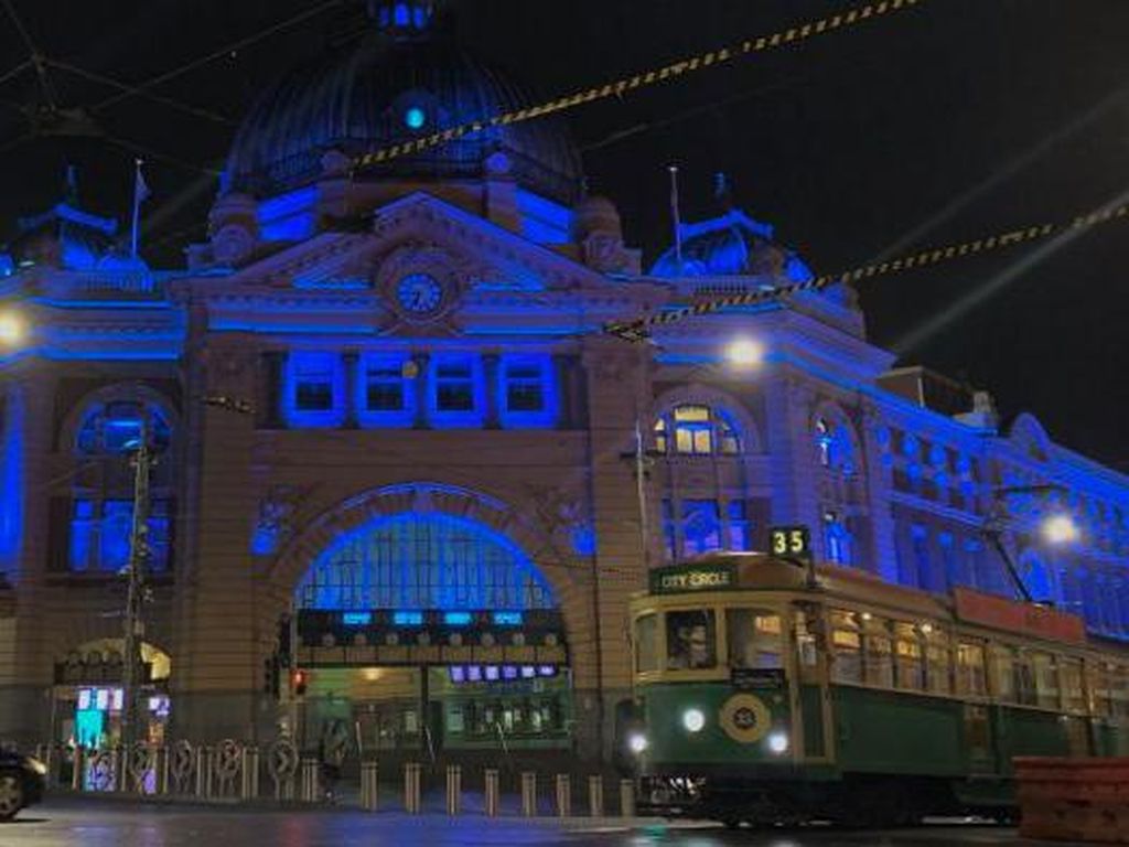Melbourne Berwarna Biru untuk Kenang Insiden Terburuk yang Tewaskan Polisi Melbourne Berwarna Biru untuk Kenang Insiden Terburuk yang Tewaskan Polisi