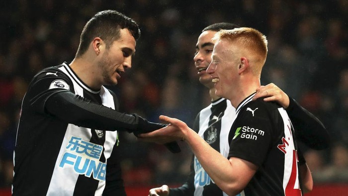 MANCHESTER, ENGLAND - DECEMBER 26: Matthew Longstaff of Newcastle United celebrates with teammates after scoring his teams first goal during the Premier League match between Manchester United and Newcastle United at Old Trafford on December 26, 2019 in Manchester, United Kingdom. (Photo by Ian MacNicol/Getty Images)
