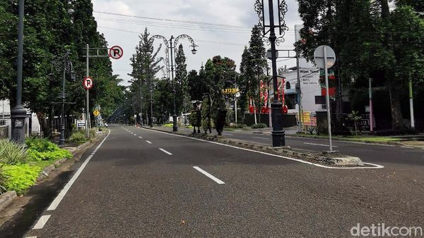 Heningnya Kawasan Dago Bandung Saat PSBB