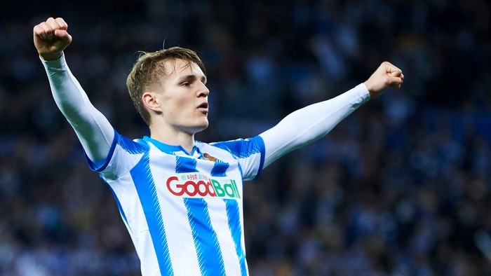 SAN SEBASTIAN, SPAIN - FEBRUARY 13: Martin Odegaard of Real Sociedad celebrates after scoring his teams second goal during the Copa del Rey Semi-Final 1st Leg match between Real Sociedad and Mirandes at Estadio Anoeta on February 13, 2020 in San Sebastian, Spain. (Photo by Juan Manuel Serrano Arce/Getty Images)