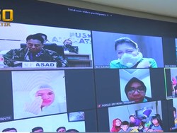 Tangis Pilu Perawat Pasien Corona Saat Bertemu Keluarga Via HP