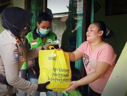 Keren! Polwan di Depok Sisihkan Gaji Bantu Warga Terdampak Corona