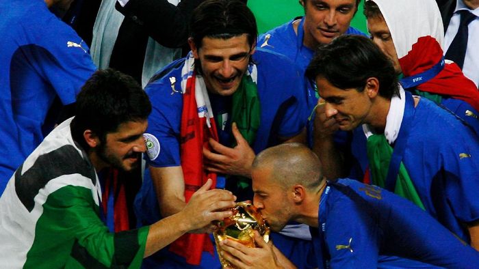 Timnas Italia BERLIN - JULY 09: Alessandro Del Piero of Italy kisses the World Cup trophy following his teams victory in a penalty shootout at the end of the FIFA World Cup Germany 2006 Final match between Italy and France at the Olympic Stadium on July 9, 2006 in Berlin, Germany. (Photo by Clive Mason/Getty Images)