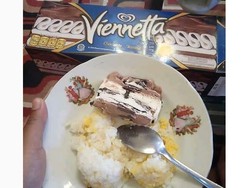 Penistaan! Netizen Makan Es Krim Viennetta Pakai Nasi