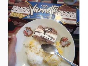 Penistaan! Netizen Makan Es Krim Viennetta Pakai Nasi Penistaan! Netizen Makan Es Krim Viennetta Pakai Nasi