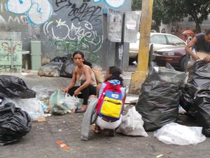 5 Kisah Mengais Makanan di Jalanan yang Bikin Miris