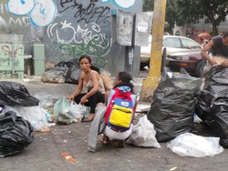 5 Kisah Mengais Makanan di Jalanan yang Bikin Miris