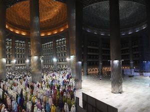 Potret Salat Tarawih di Masjid Istiqlal Sebelum dan Saat Corona