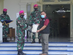 Gandeng Marinir, ACT Bagikan 6 Ton Beras ke Warga Terdampak Corona