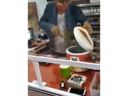 Pemilik Warung Ini Gunakan Saringan dan Rice Cooker Untuk Cegah Corona