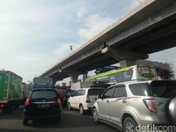 Masih Ada Mobil Pribadi Lewat Tol ke Arah Cikampek