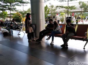 Ada Larangan Mudik, Penumpang Nam Air Terbengkalai di Bandara APT Pranoto