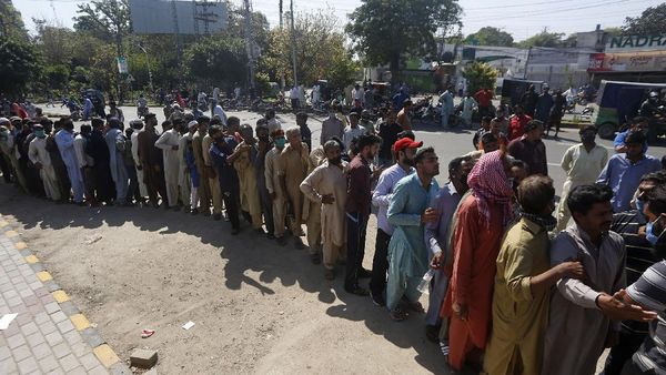 Antrean Panjang Warga Pakistan Menanti Bantuan
