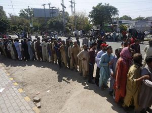 Antrean Panjang Warga Pakistan Menanti Bantuan