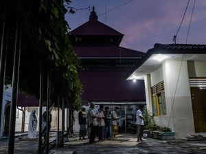 Ups! Masjid Ditutup, Warga Salat Tarawih di Halaman