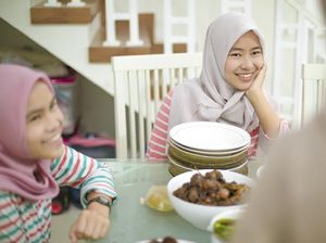 Tak Dianjurkan Langsung Makan Berat Saat Berbuka, Ini Alasannya