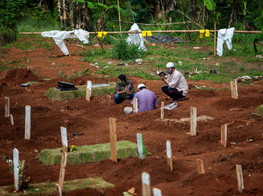 Keluarga Korban Corona Nekat Ziarah Kubur Jelang Ramadhan Keluarga Korban Corona Nekat Ziarah Kubur Jelang Ramadhan