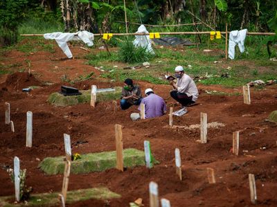 Keluarga Korban Corona Nekat Ziarah Kubur Jelang Ramadhan
