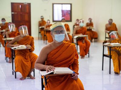 Biksu Muda Bermasker saat Harus Tetap Sekolah di Tengah Corona