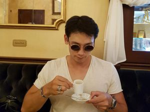 Momen Kulineran Rain, Si Tampan yang Hobi Makan Kepiting