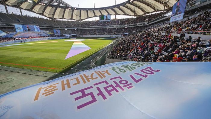 seoul world cup stadium,k-league,liga korea,stadion seoul Unification Church members participate in prayers during their mass gathering for the peaceful reunification of the Korean Peninsula at the Seoul World Cup Stadium in Seoul on November 11, 2017. - Some 50,000 participants including religious and political leaders from South Korea, US, Japan and other nations, participated in the rally calling for peace on the Korean Peninsula. (Photo by RYU SEUNG-IL / AFP)