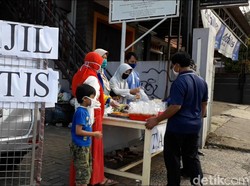 Pandemi Corona Tak Menyurutkan Warga untuk Berbagi Saat Ramadhan
