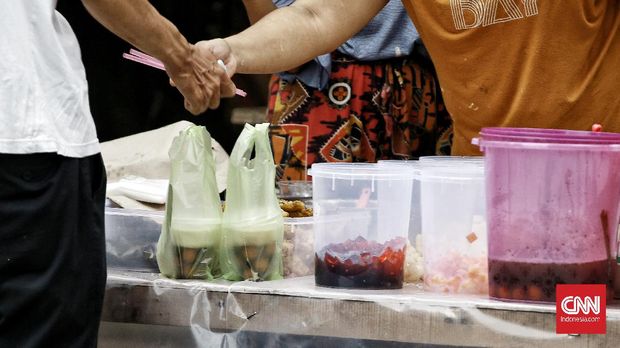 Pedagang jajanan buka puasa atau Takjil di Jalan Bendungan Hilir (Benhil) terlihat sepi penjual dan juga masyarakat yang membeli juga tidak banyak. Jakarta. Jumat (24/4/2020). Dalam Peraturan Gubernur DKI Jakarta Nomor 33 Tahun 2020 tentang Pelaksanaan PSBB DKI Jakarta, tertulis Pasal 10 ayat (3) yang berisi kewajiban pelaku usaha di sektor usaha penjualan makanan dan minuman, berisi aturan untuk membatasi layanan hanya untuk dibawa pulang, melalui pemesanan secara daring, dan atau dengan fasilitas telepon atau layanan antar. CNN Indonesia/Andry Novelino