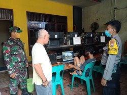 ABG di Makassar Tetap Santuy di Warnet Meski Didatangi Aparat Gabungan