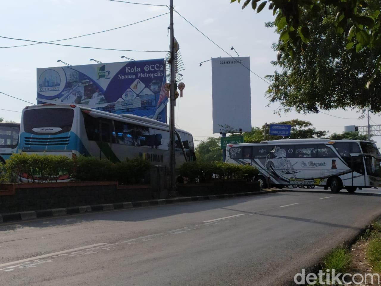 Bus AKAP Diminta Putar Balik di Perbatasan Bekasi-Karawang