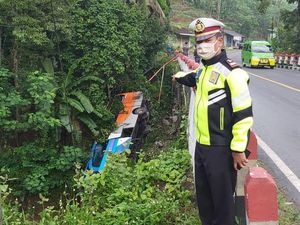 Hilang Kendali, Bus dari Jakarta Terjun ke Sungai di Banjarnegara