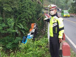 Hilang Kendali, Bus dari Jakarta Terjun ke Sungai di Banjarnegara