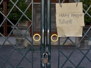 Pengumuman, Masjid Ini Ditutup!