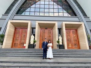 Pengantin Menikah Saat Corona, Dandan Sendiri, Resepsi Diganti Makan Bakmie Pengantin Menikah Saat Corona, Dandan Sendiri, Resepsi Diganti Makan Bakmie