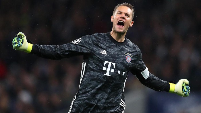 LONDON, ENGLAND - OCTOBER 01: Manuel Neuer of FC Bayern Munich  celebrates his teams third goal during the UEFA Champions League group B match between Tottenham Hotspur and Bayern Muenchen at Tottenham Hotspur Stadium on October 01, 2019 in London, United Kingdom. (Photo by Catherine Ivill/Getty Images)