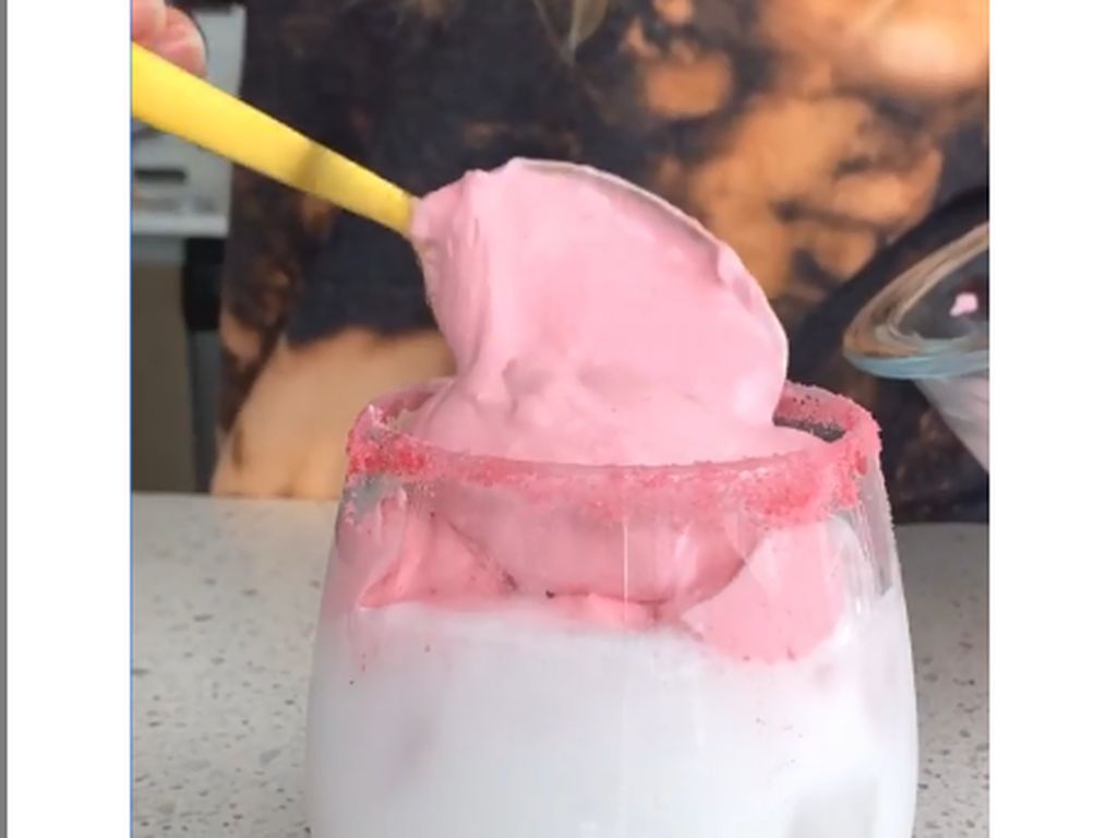 Susu Strawberry Kocok Jadi Tren Minuman Viral di TikTok