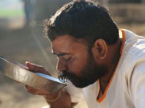 Dua Saudara Ini Rela Jual Tanah Demi Beri Makan Warga di Desanya