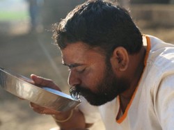 Dua Saudara Ini Rela Jual Tanah Demi Beri Makan Warga di Desanya