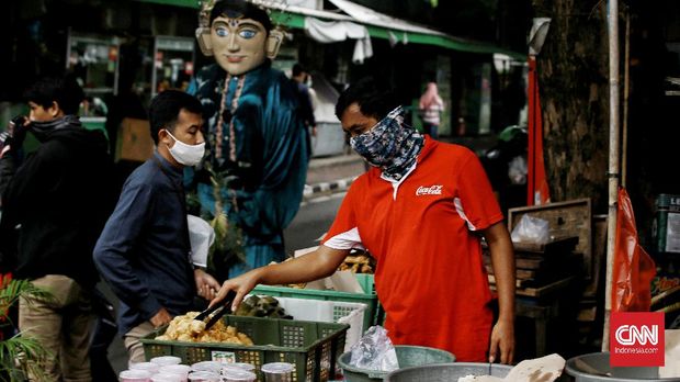 Belasan Pedagang Jajakan Takjil di Benhil Jakpus Saat PSBB