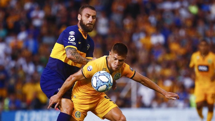 ROSARIO, ARGENTINA - DECEMBER 08: Leonardo Gil (R) of Rosario Central and Daniele De Rossi of Boca Juniors fight for the ball during a match between Rosario Central and Boca Juniors as part of Superliga 2019/20 at Gigante de Arroyito on December 8, 2019 in Rosario, Argentina. (Photo by Marcos Brindicci/Getty Images)