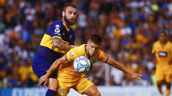 Leonardo Gil ROSARIO, ARGENTINA - DECEMBER 08: Leonardo Gil (R) of Rosario Central and Daniele De Rossi of Boca Juniors fight for the ball during a match between Rosario Central and Boca Juniors as part of Superliga 2019/20 at Gigante de Arroyito on December 8, 2019 in Rosario, Argentina. (Photo by Marcos Brindicci/Getty Images)
