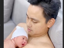 Potret Menggemaskan Anak Chacha Frederica dalam Dekapan Sang Ayah